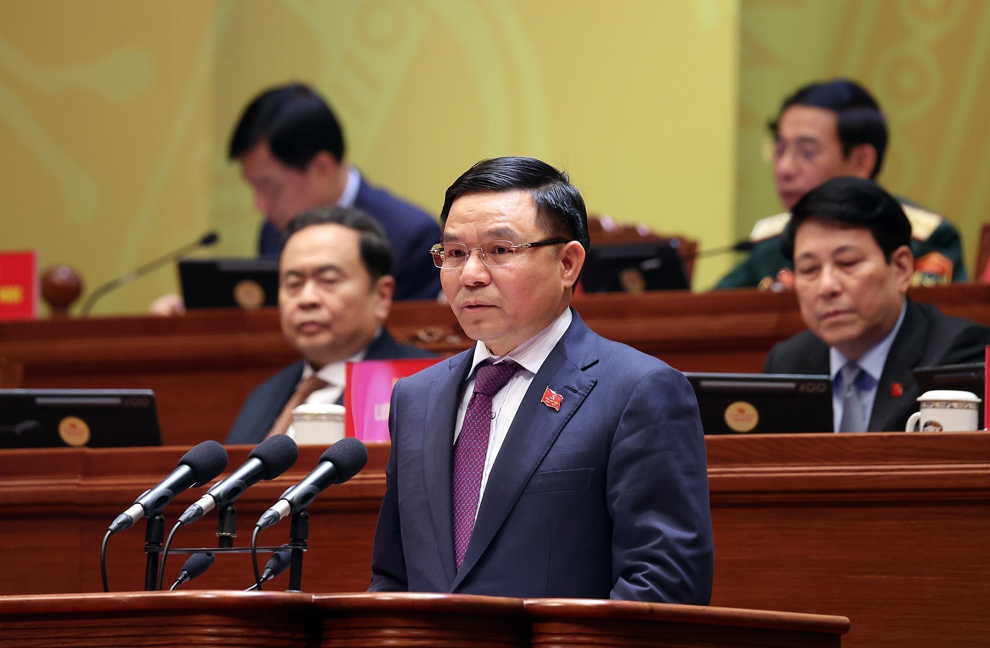 Đồng chí Lê Mạnh Hùng, Bí thư Đảng ủy, Quyền Bộ trưởng Bộ Công Thương trình bày tham luận với chủ đề “Phát triển công nghiệp, thương mại Việt Nam tự chủ, kết nối, hiện đại hóa, chuyển đổi xanh, chuyển đổi số và hội nhập hiệu quả vào chuỗi sản xuất, chuỗi cung ứng toàn cầu” tại Đại hội XIV của Đảng